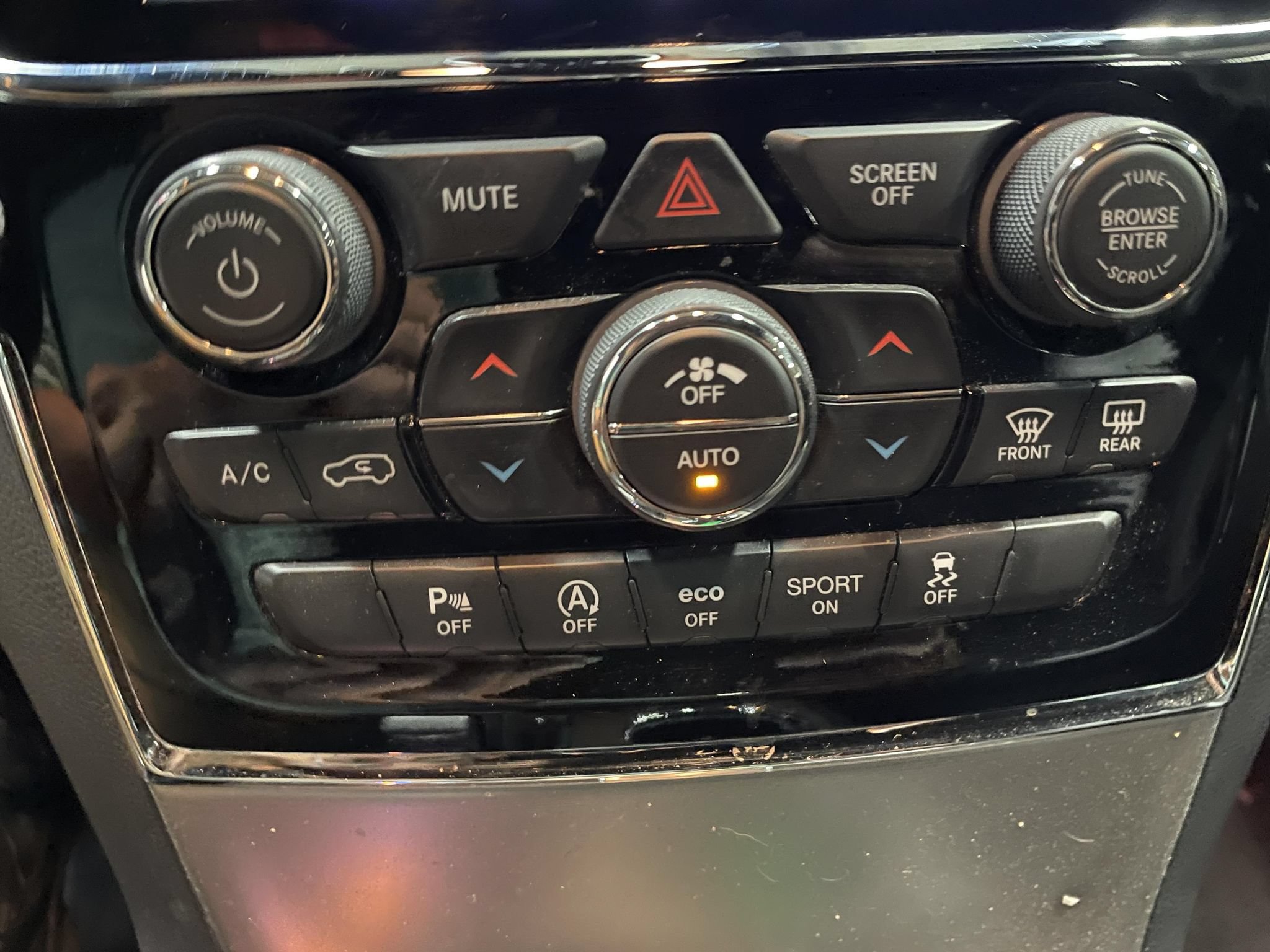 Used 2019 Jeep Grand Cherokee Limited w/ Trailer Tow Group IV AWD/4WD image 14