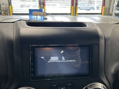 Used 2015 Jeep Wrangler Unlimited Sahara w/ Connectivity Group image 32