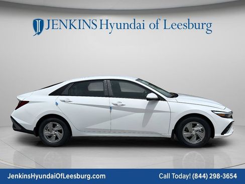 New 2026 Hyundai Elantra SE FWD image 3