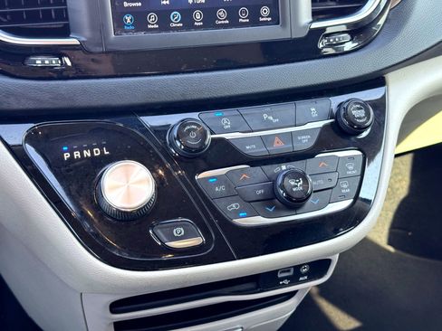 Used 2019 Chrysler Pacifica Touring-L image 27