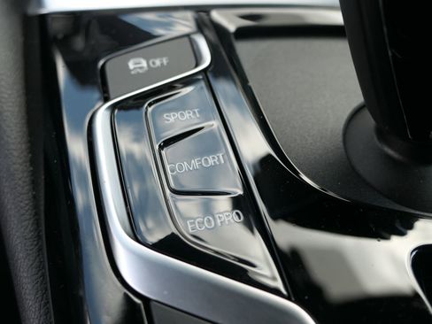 Used 2020 BMW 530e w/ Convenience Package image 23