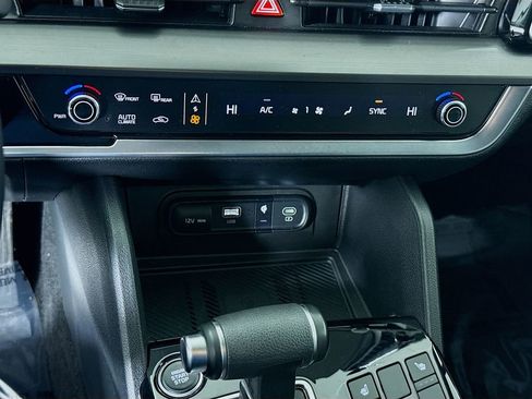 Used 2024 Kia Sportage EX image 8