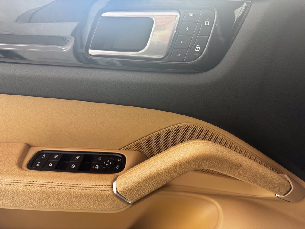 Used 2022 Porsche Cayenne AWD/4WD image 11