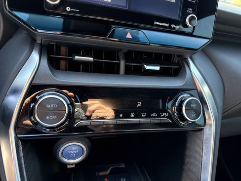 Used 2021 Toyota Venza XLE w/ Softex Package image 28