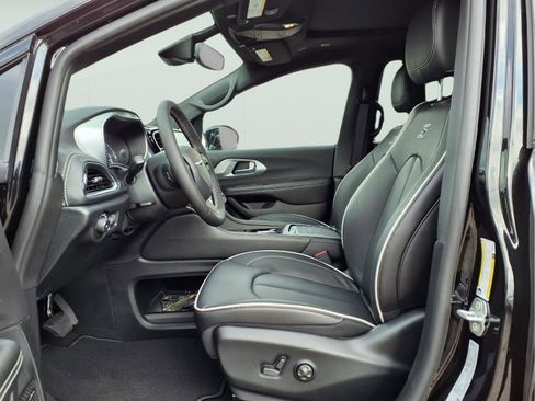 New 2026 Chrysler Pacifica Limited image 8
