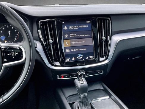 Used 2020 Volvo V60 T5 Cross Country image 9