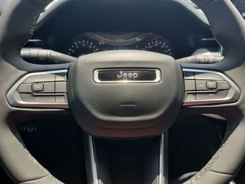 Used 2024 Jeep Compass Latitude image 11