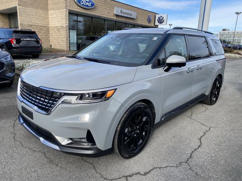 Used 2024 Kia Carnival SX Prestige image 4