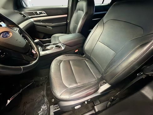 Used 2017 Ford Explorer XLT w/ Equipment Group 202A FWD image 11