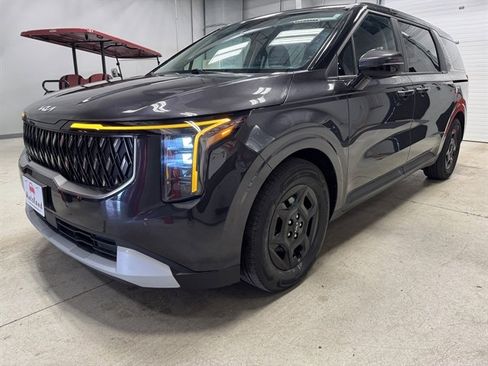 Used 2025 Kia Carnival image 3