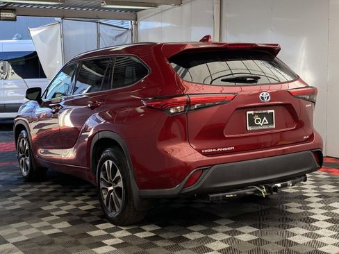 Used 2020 Toyota Highlander XLE image 4