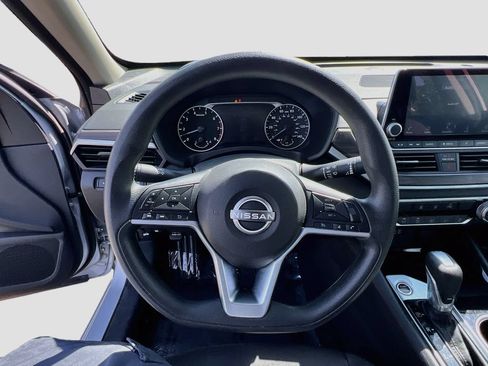 Used 2024 Nissan Altima 2.5 SV FWD image 11