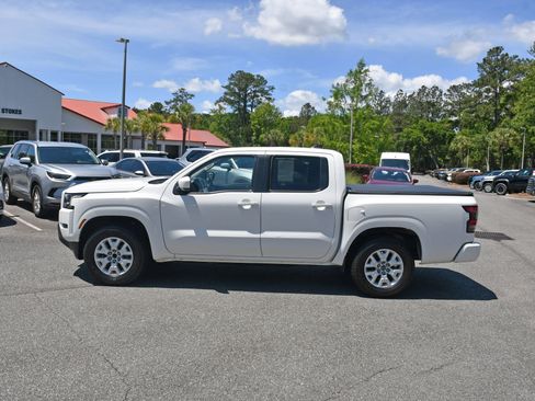 Used 2023 Nissan Frontier SV RWD image 2