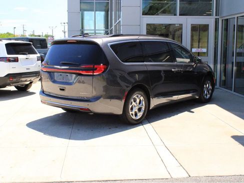 Used 2022 Chrysler Pacifica Limited w/ Uconnect Theater Family Group FWD image 6