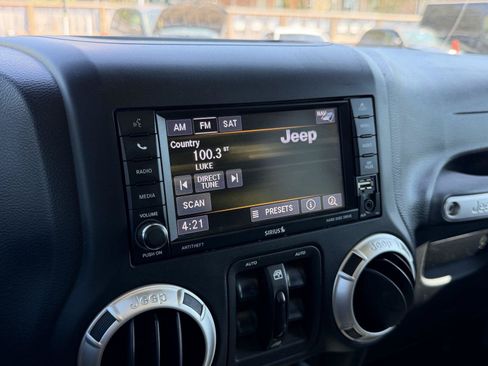 Used 2018 Jeep Wrangler Unlimited Sahara w/ Connectivity Group AWD/4WD image 23