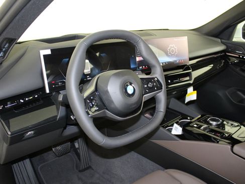 New 2026 BMW 530i xDrive w/ Premium Package image 4