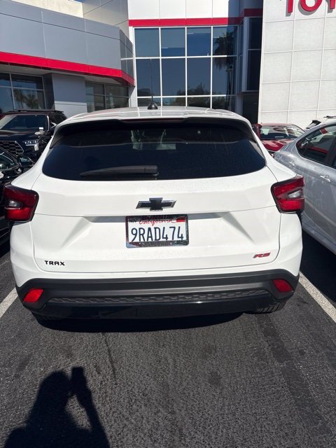 Used 2025 Chevrolet Trax RS FWD image 2