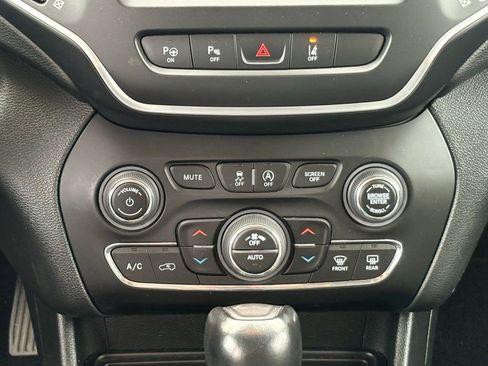 Used 2023 Jeep Cherokee Altitude Lux image 15