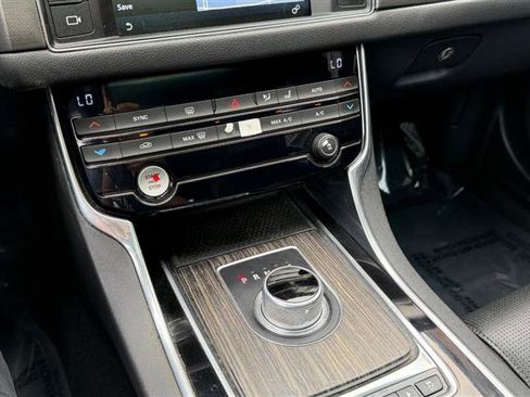 Used 2016 Jaguar XF S RWD image 38
