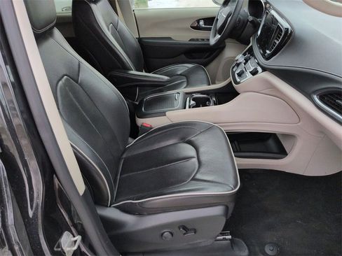Used 2023 Chrysler Pacifica Limited image 28