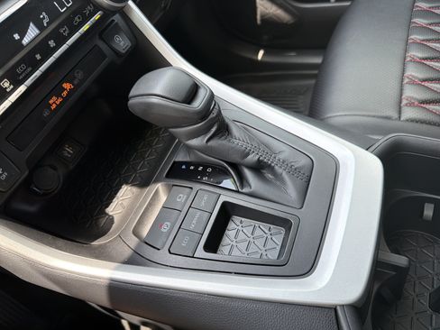 Certified 2024 Toyota Venza LE AWD/4WD image 9