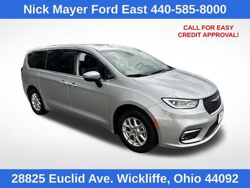 Used 2023 Chrysler Pacifica Touring-L FWD image 1