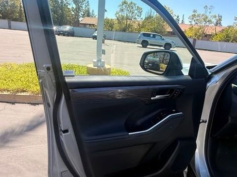Used 2022 Toyota Highlander Platinum FWD image 12