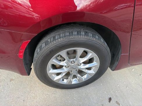 Used 2021 Chrysler Pacifica Touring-L w/ Uconnect Theater Family Group image 5