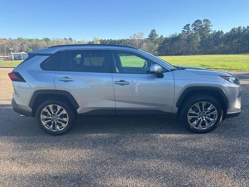 Used 2019 Toyota RAV4 XLE Premium image 7