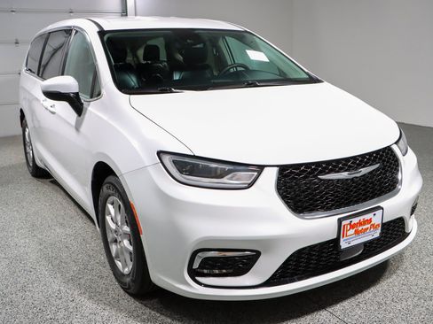 Used 2023 Chrysler Pacifica Touring-L FWD image 5