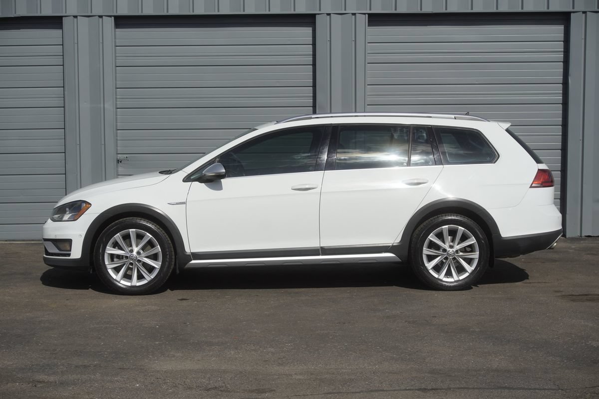 Used 2017 Volkswagen Golf Alltrack SE AWD/4WD image 2