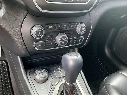 Used 2022 Jeep Cherokee Trailhawk AWD/4WD image 26