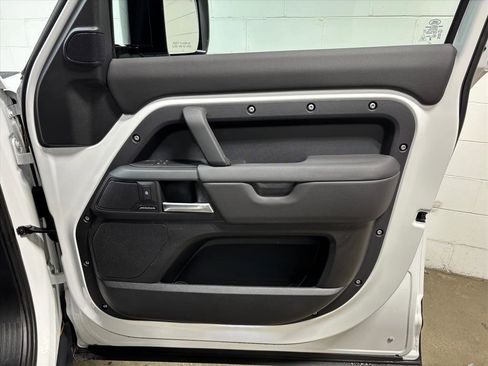Used 2025 Land Rover Defender 110 S image 34