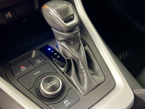 Used 2023 Toyota RAV4 SE image 25