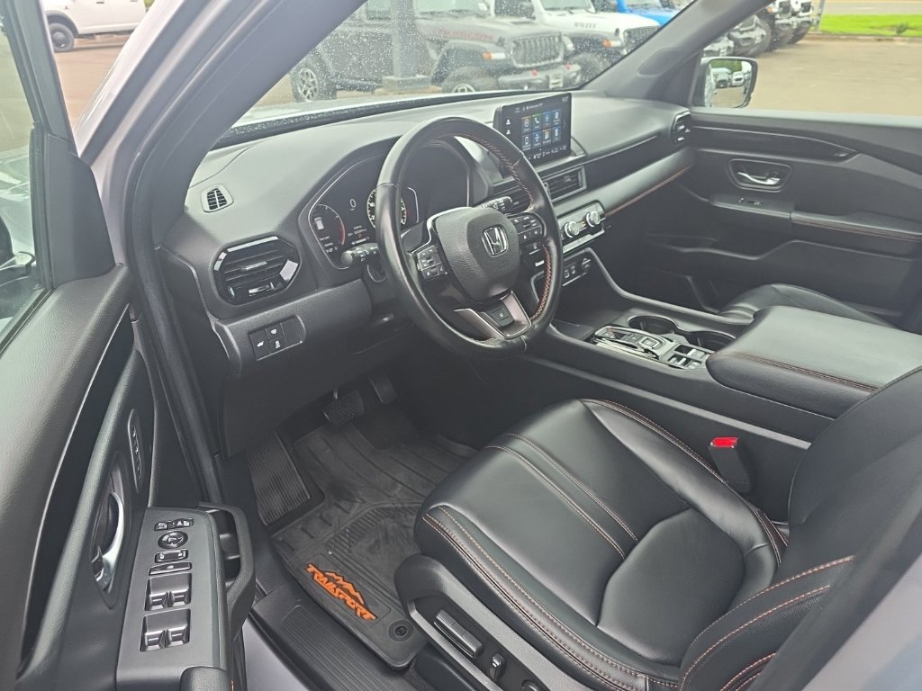 Used 2025 Honda Pilot TrailSport image 14