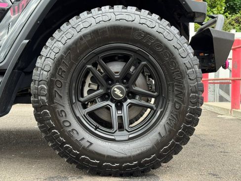 Used 2018 Jeep Wrangler Unlimited Sahara AWD/4WD image 19