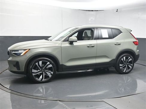 Used 2023 Volvo XC40 B5 Plus w/ Protection Package Premier image 4