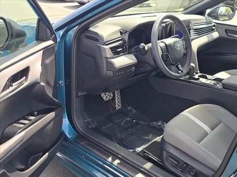 Used 2025 Toyota Camry SE w/ Convenience Package image 9