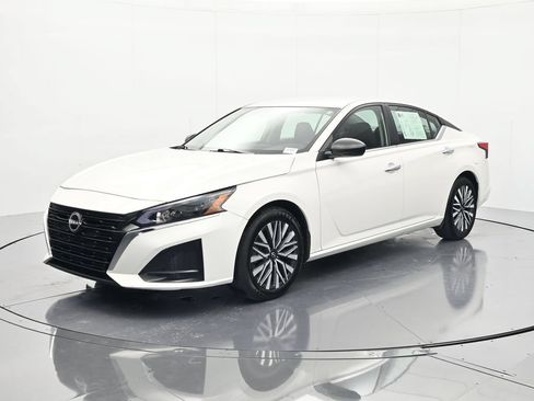 Certified 2025 Nissan Altima 2.5 SV FWD image 1