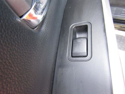 Used 2018 Nissan Titan SV image 23