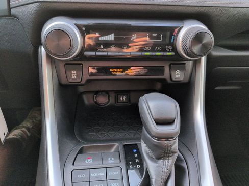 Used 2019 Toyota RAV4 LE w/ All Weather Liner Package AWD/4WD image 18
