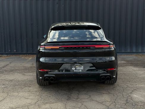 Used 2025 Porsche Cayenne GTS image 9