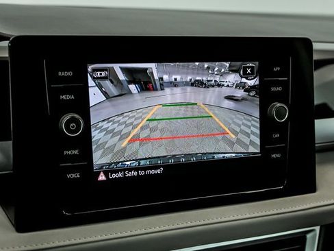 Certified 2025 Volkswagen Taos SE w/ Panoramic Sunroof Package image 17