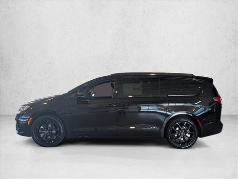 New 2026 Chrysler Pacifica Select image 5