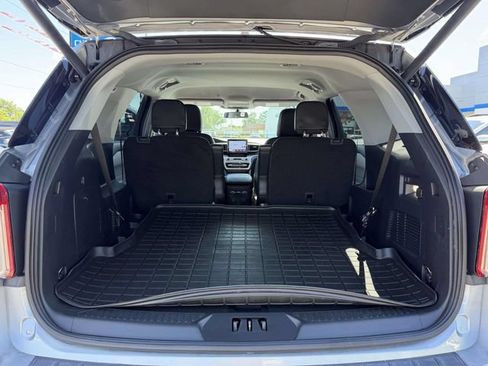 Used 2022 Ford Explorer XLT w/ Equipment Group 202A AWD/4WD image 8