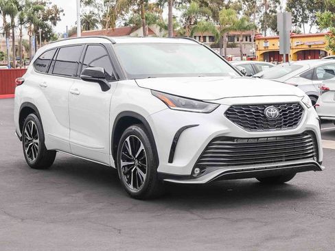 Used 2022 Toyota Highlander XSE FWD image 3