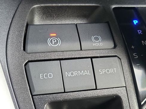 Used 2025 Toyota RAV4 XLE FWD image 18
