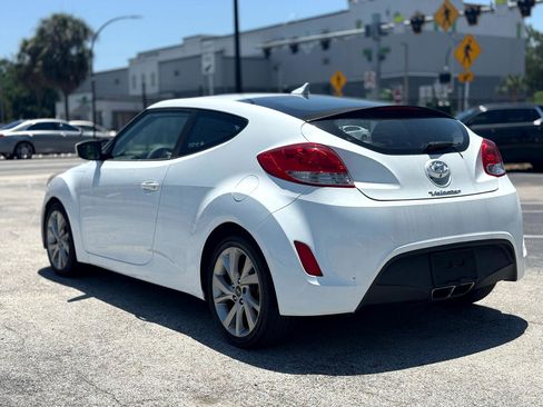Used 2016 Hyundai Veloster image 3