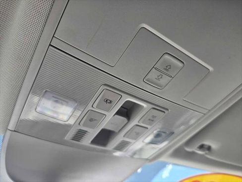 Used 2022 Volkswagen Taos SEL w/ Panoramic Sunroof Package image 34