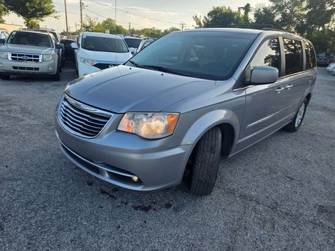 Used 2014 Chrysler Town & Country Touring FWD image 3